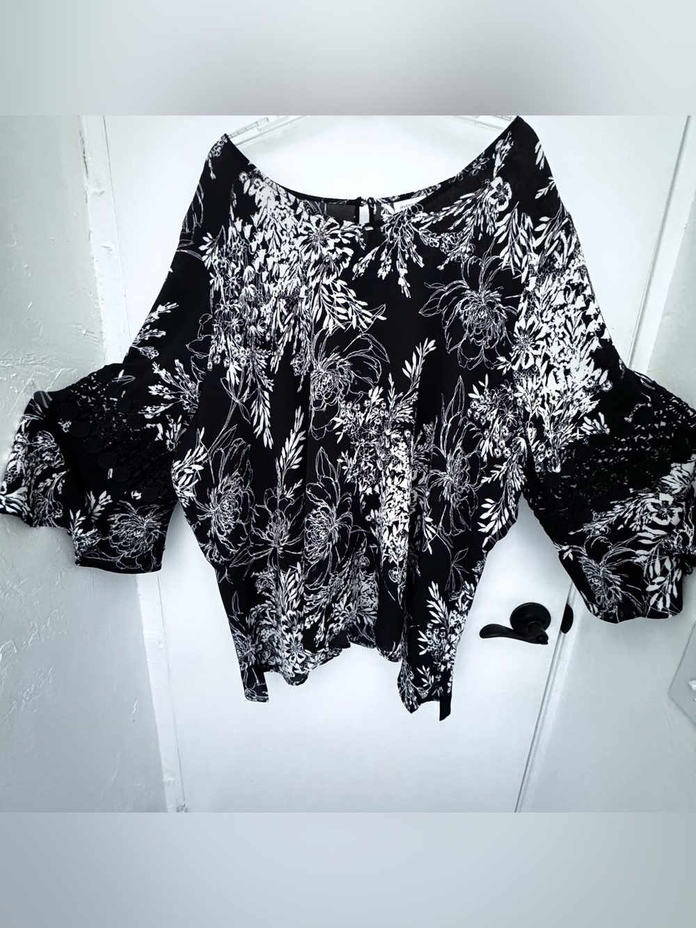 Avenue Black & White Floral 3/4 flutter sleeve Boho fairycore whimsical Blouse